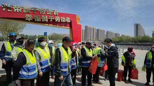 唐山海港经济开发区工会开展“情暖职工 工会在你身边”五一慰问活动