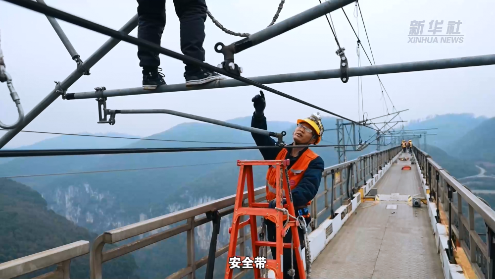 新春走基层｜春运守“路”人：320米高空“体检”-第2张-百科-青岛传媒有限公司