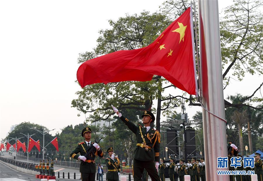 这是10月1日在广州海珠广场拍摄的国庆升旗仪式.