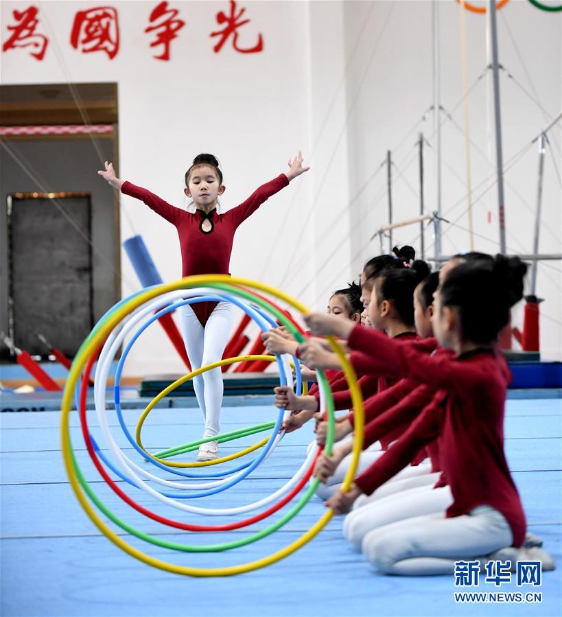 省榕江县少年儿童业余体操运动学校内,小学员在进行少儿艺术体操训练