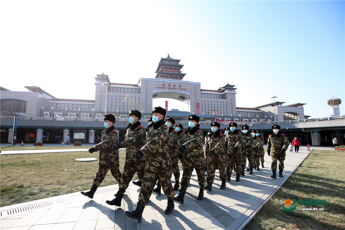 北京西站武警为旅客元旦出行护航