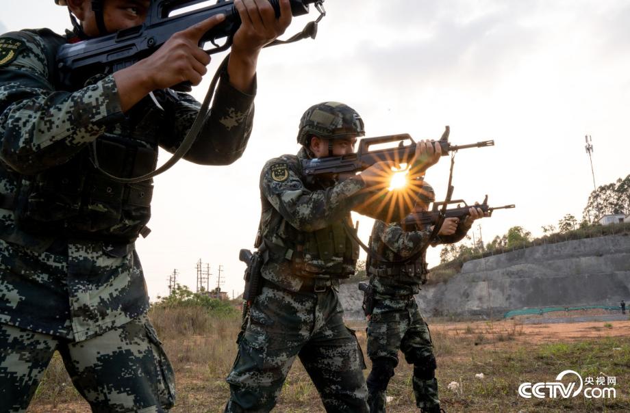 武警特战队员进行95式自动步枪瞄准训练.