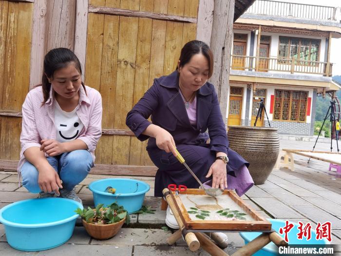 图为张胜迪创作纸浆压花画 周燕玲 摄