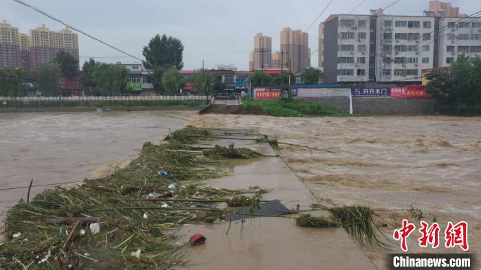 河北易县暴雨引发洪灾12座桥梁坍塌3765名群众转移