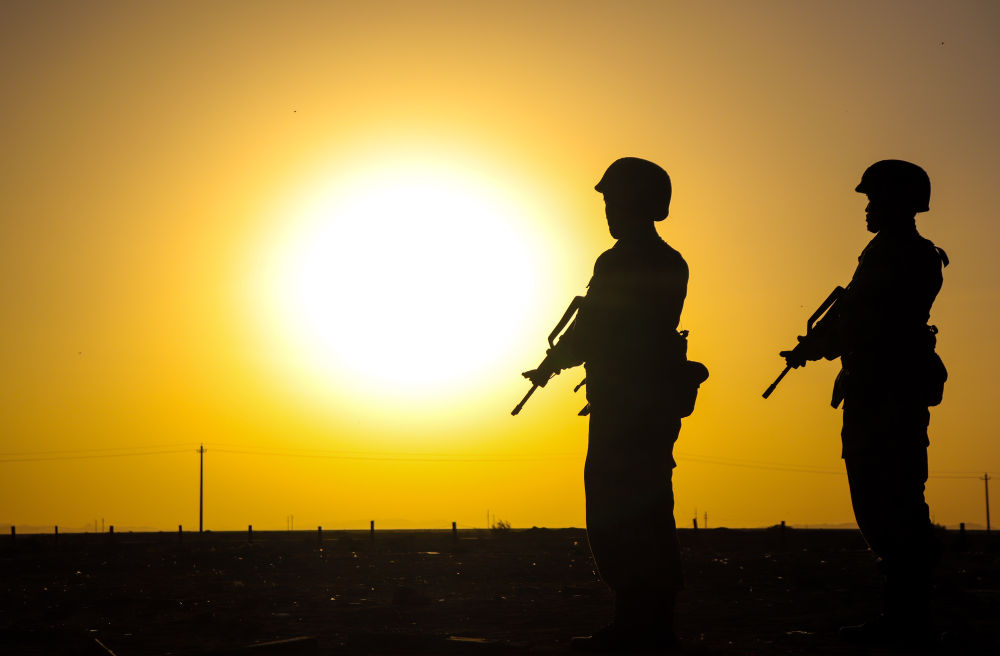 官兵在夕阳下站岗执勤官兵在夕阳下站岗执勤一身戎装,是官兵们最帅的