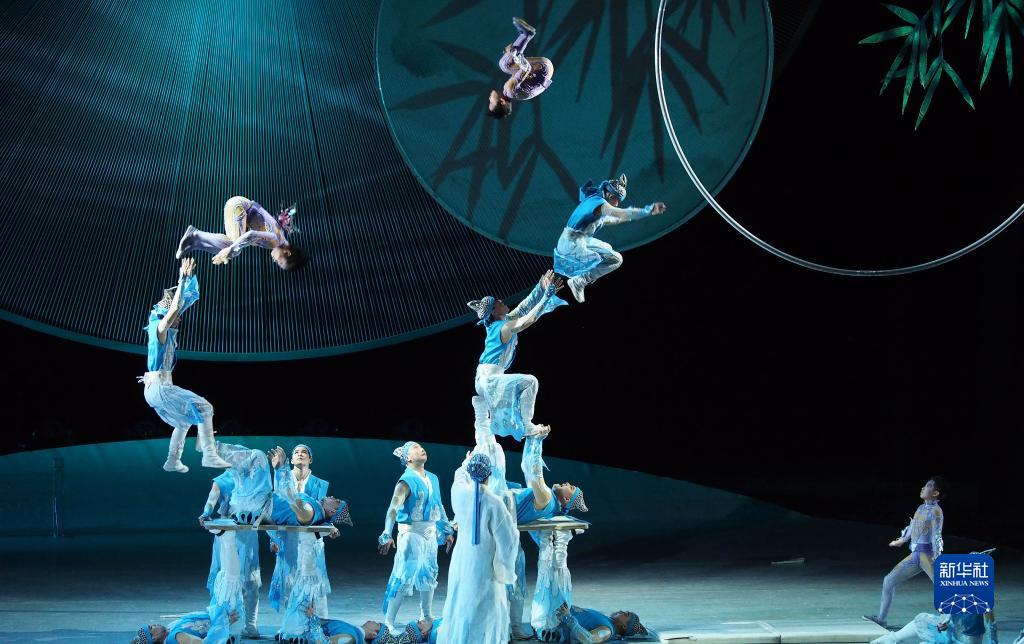 11月12日晚,广州市杂技艺术剧院演员在表演杂技舞剧《化·蝶.