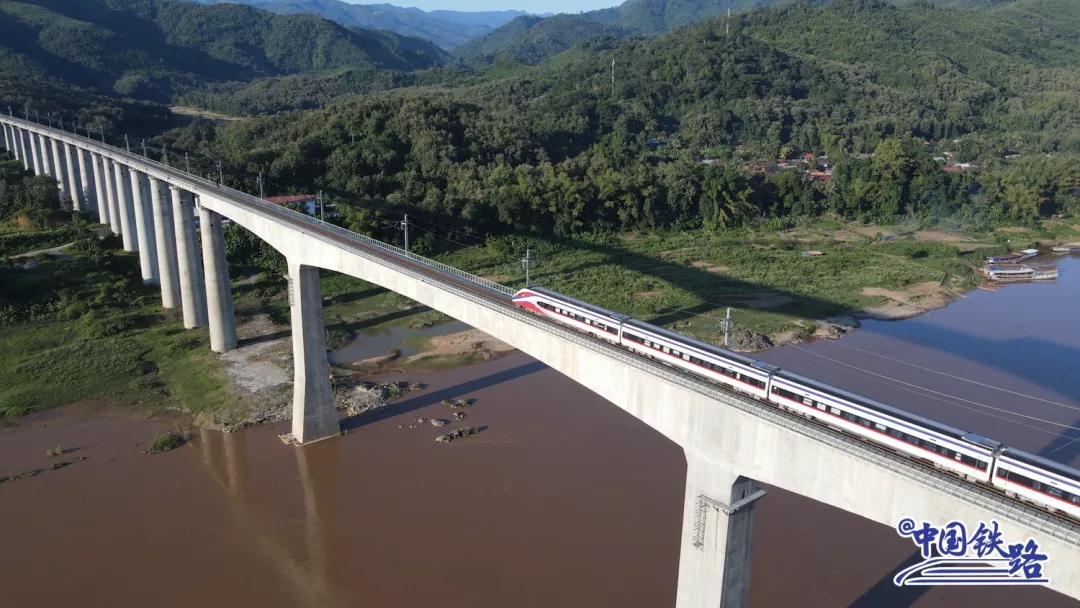 "澜沧号"列车驶过欣合楠里河特大桥.