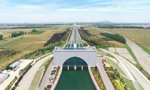 东线一期工程从扬州市江都水利枢纽出发,用世界最大规模的泵站群"托举