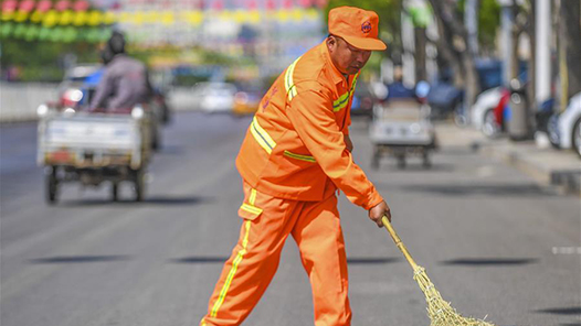  [Taking notes] It's not easy to understand the difficulties of sanitation workers