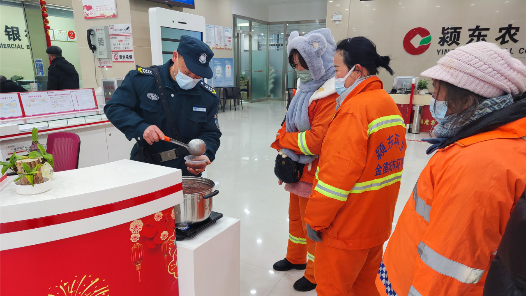  Fuyang Yingdong District Labor Union Post Station: Warm Laba Festival "Porridge" to Warm People's Hearts