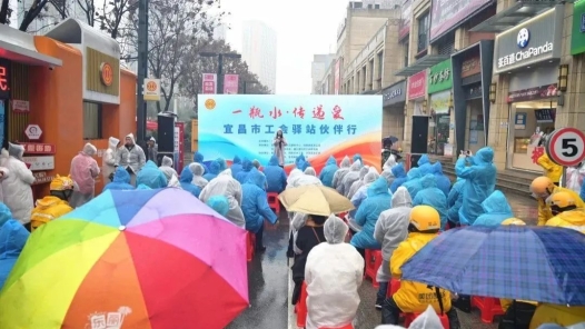  500000 bottles of drinking water were sent to the project builders in Yichang Trade Union Stagecoach Partner Activity