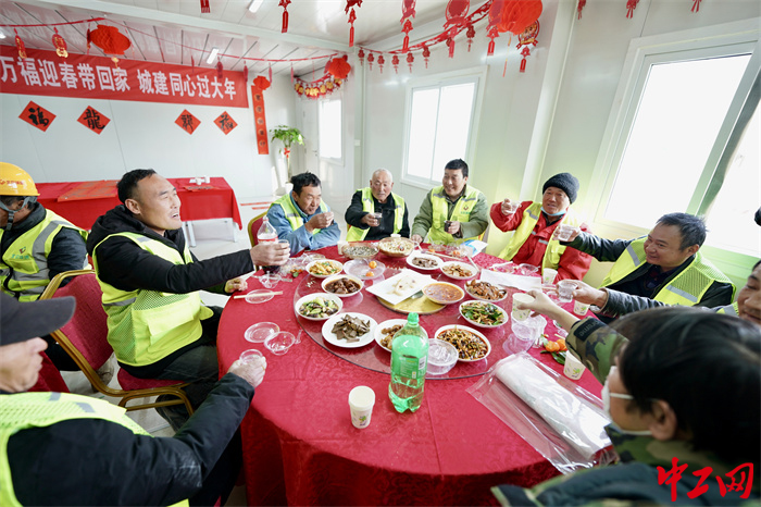 2月6日，中国职工发展基金会向北京城建集团春节期间坚守岗位的职工捐赠年夜饭礼包。中工网记者王鑫 摄