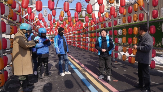  Yicheng: Labor Union Post Station Celebrates Lantern Festival, Warm hearted Outdoor Workers