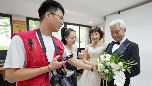  Fuzhou: Free wedding photos taken for the elderly at the labor union post