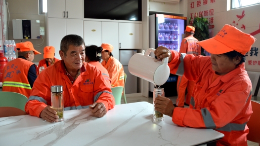  Yingzhou District, Fuyang, Anhui Province: 24-hour labor union post station warm "new"