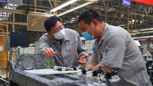  Shaanxi model workers helped launch the action of developing new quality productivity