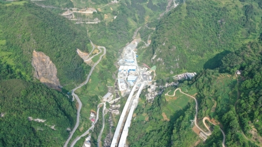 云南大永高速公路莲峰隧道全隧贯通 预计10月全线通车