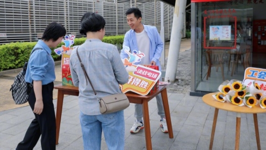  More than 400 labor union stations in Xiamen provide free services for examinee families