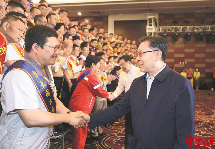 王东明看望参加2024年全国劳模疗休养活动的首批劳模工匠代表
