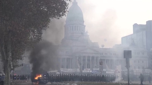 反对政府改革方案 阿根廷抗议示威者与警方发生冲突