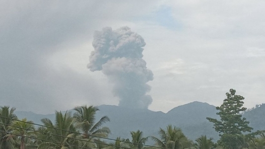 印尼杜科诺火山喷发 火山灰柱达1500米
