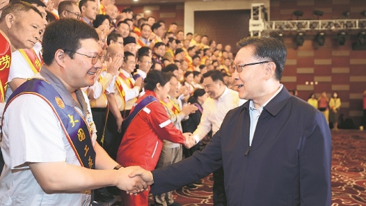 王东明看望参加2024年全国劳模疗休养活动的首批劳模工匠代表