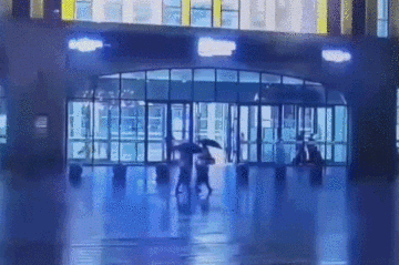两旅客在火车站广场遭雷击 请看雷电防范避险指南