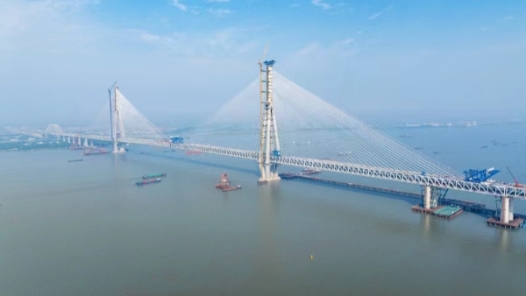 常泰长江大桥实现“毫米级”精准合龙