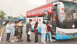  The mobile medical examination vehicle of the labor union drives to the workers