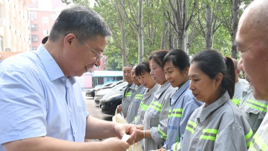 天津市总工会领导慰问高温下坚守一线的环卫职工