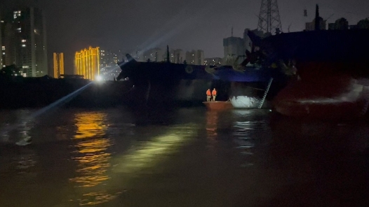 洪水中一机艇失控两人遇险 海事紧急救援