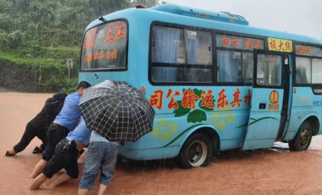 广西三江：客车涉水被困 众人冒雨救援