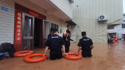 广东梅州公安出动1753名警力 安全转移受灾群众3785名
