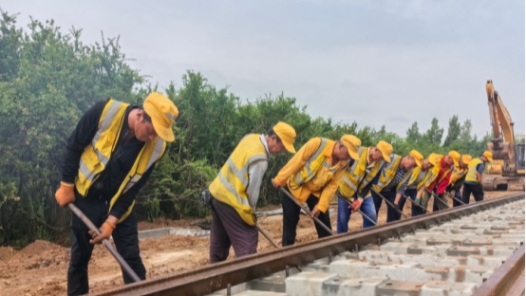 河南国际物流枢纽专用铁路项目铺轨完成