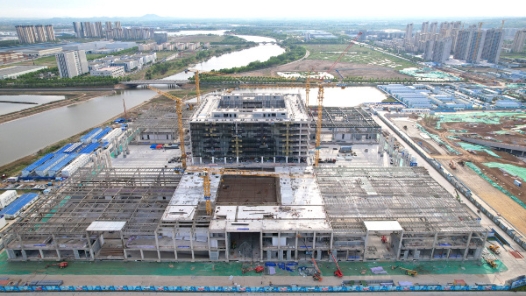 中铁建工上合大厦项目钢结构工程全面封顶