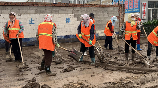内蒙古巴林右旗环卫工人全力以赴清淤保畅通