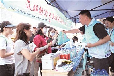 北京市总工会“暖心伴考”志愿服务助力中考
