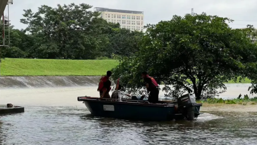 河水突涨垂钓者被困 公安和渔政“出艇”相救