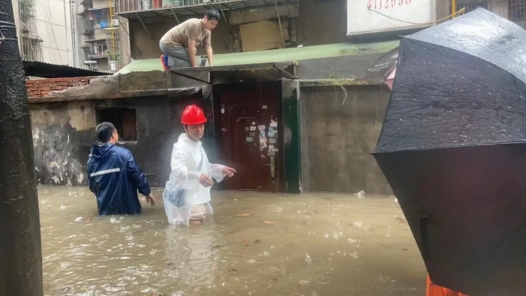 湖南长沙：暴雨中，工会发动职工力量