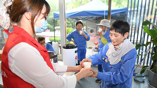 重庆南川区工会高温天气送关爱 爱心冰柜投放到劳动者身边