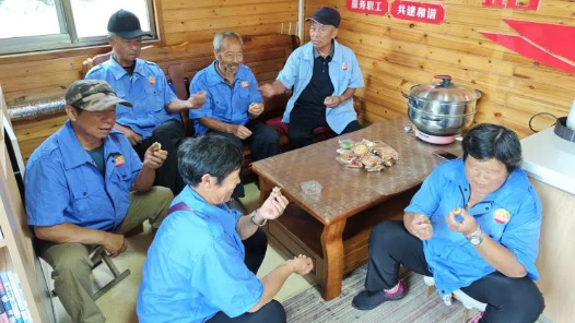 威海临港区：中秋月饼寄真情 工会慰问暖人心