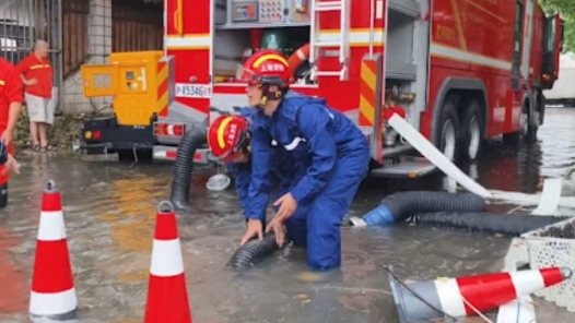 上海暴雨消防紧急排涝 居民生活逐步恢复正常