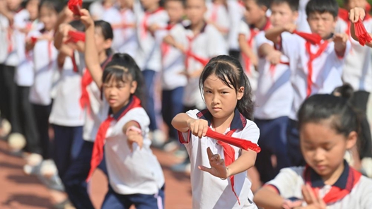 广西梧州：让孩子们感受民族体育竞技的快乐