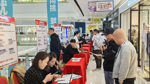 赤峰市红山区总工会举办“工会送岗 乐业红山”大型招聘会