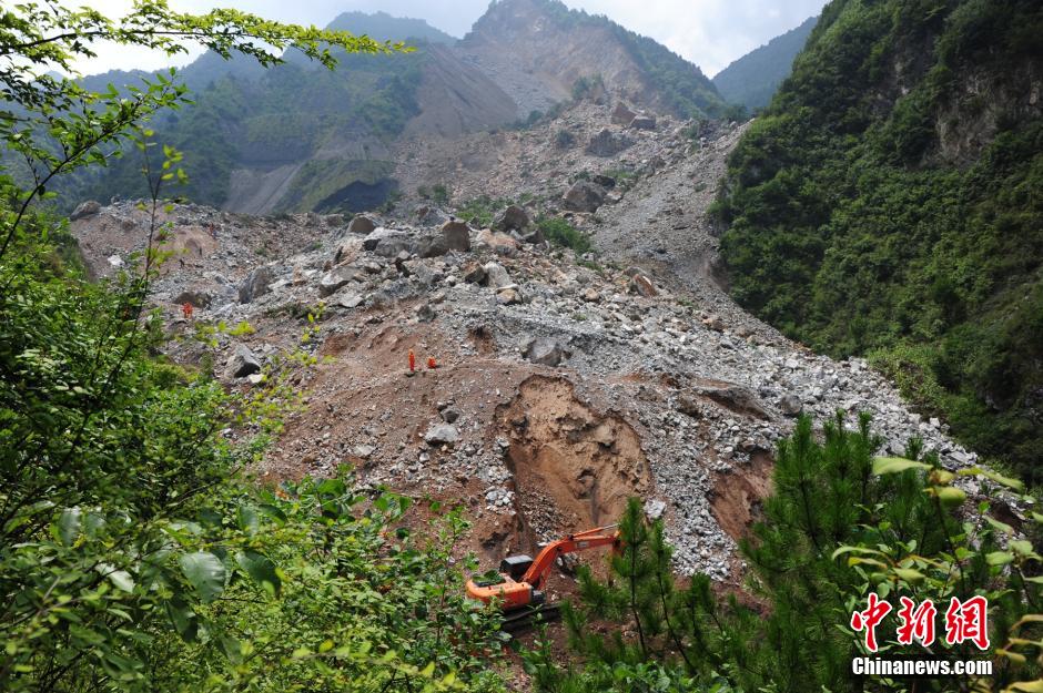 陕西山阳山体滑坡致65人失踪现场