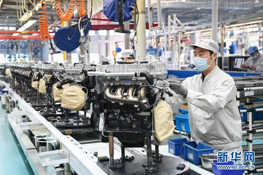 2月25日,在哈尔滨东安汽车发动机制造有限公司生产车间,工人在生产