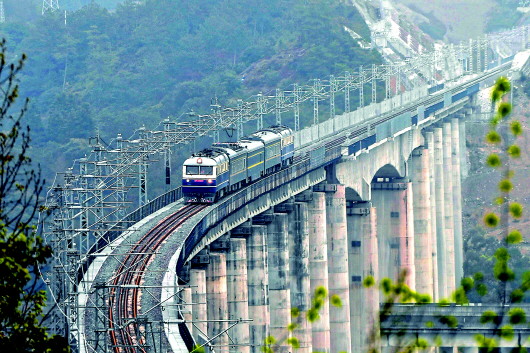 3月18日,動態檢測列車行駛在金臺鐵路台州市仙居縣境內的線路上.