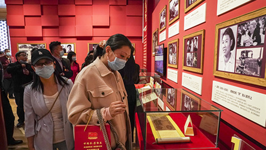 “中国梦·劳动美——永远跟党走 奋进新征程”百名劳模图片展在京开幕