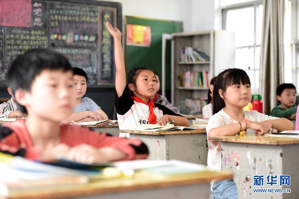 5月27日,張清語上課時舉手回答問題.