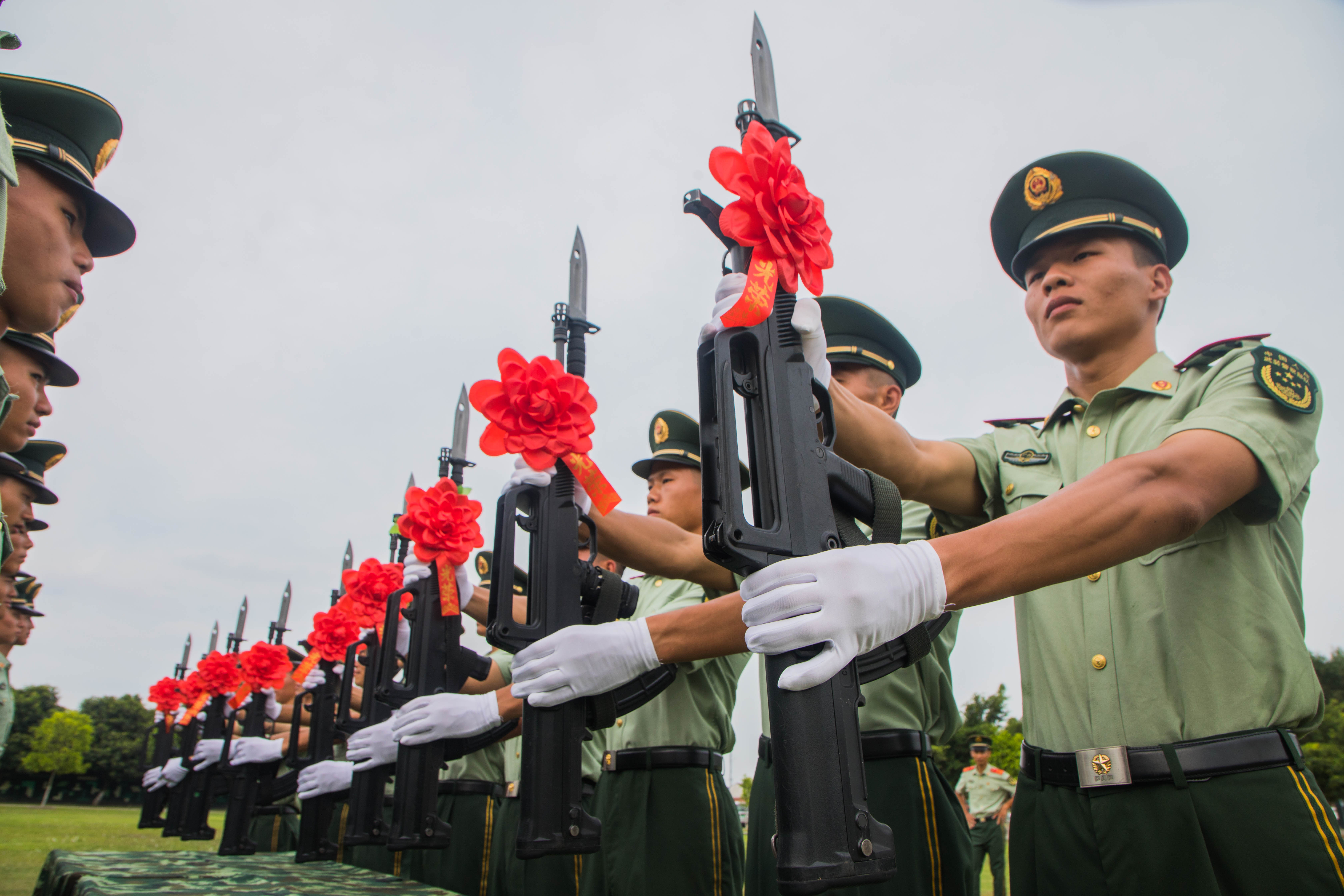 广西来宾武警退伍老兵举行交枪仪式